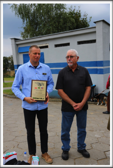 Dave Stewart presents
plaque to Mariusz Winiecki

